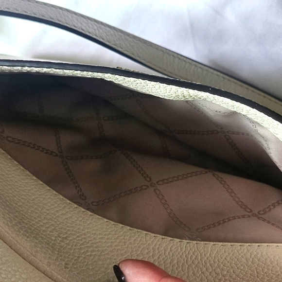 Michael Kors Jet Set Signature Leather Clutch Crossbody Bag EUC Bag Charm - Picture 8 of 12